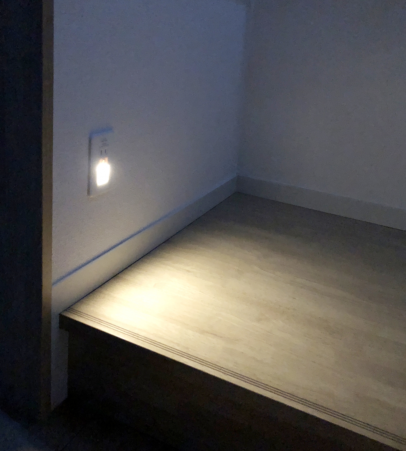 階段や床の足元に照明を設置する